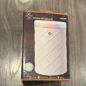 NWT Nature's Essential Oil Diffuser with color changing Light 3:3